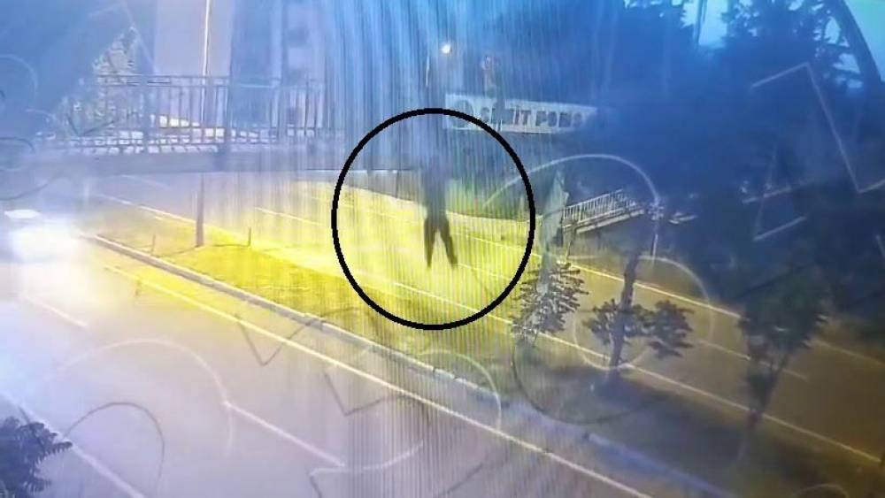 &Uuml;st ge&ccedil;itten atlayan 14 yaşındaki &ccedil;ocuğa otomobilin &ccedil;arptığı anlar kamerada

