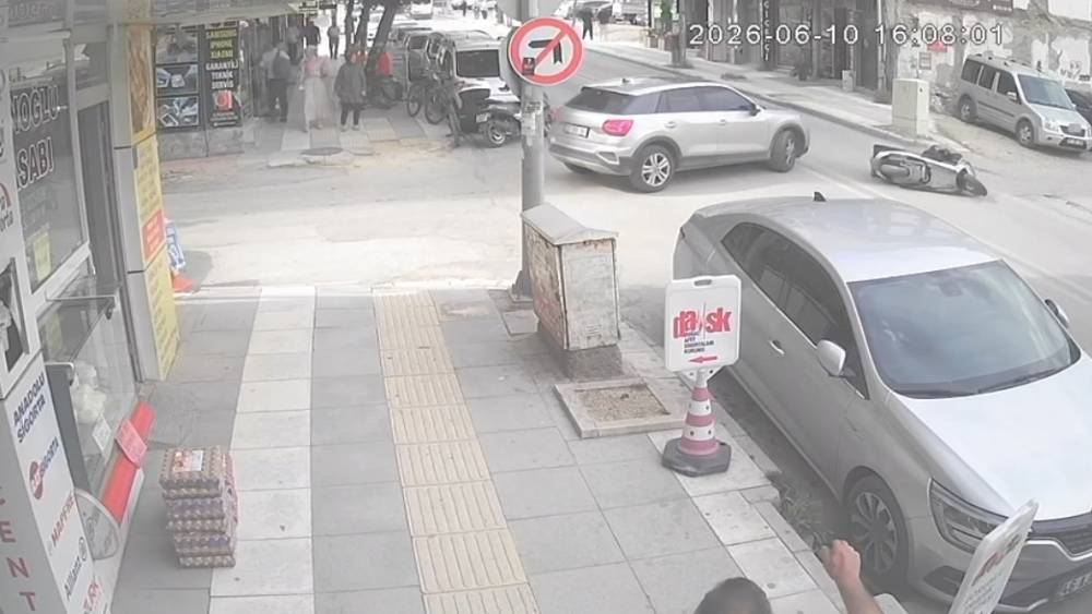 Kontrols&uuml;zce yola &ccedil;ıkan otomobil kazaya neden oldu
