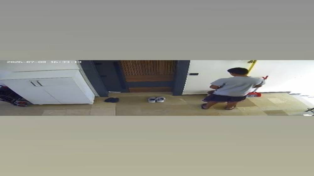Elazığ&rsquo;da bir şahıs, bina i&ccedil;erisindeki &ccedil;&ouml;p kovasına idrarını yaptı
