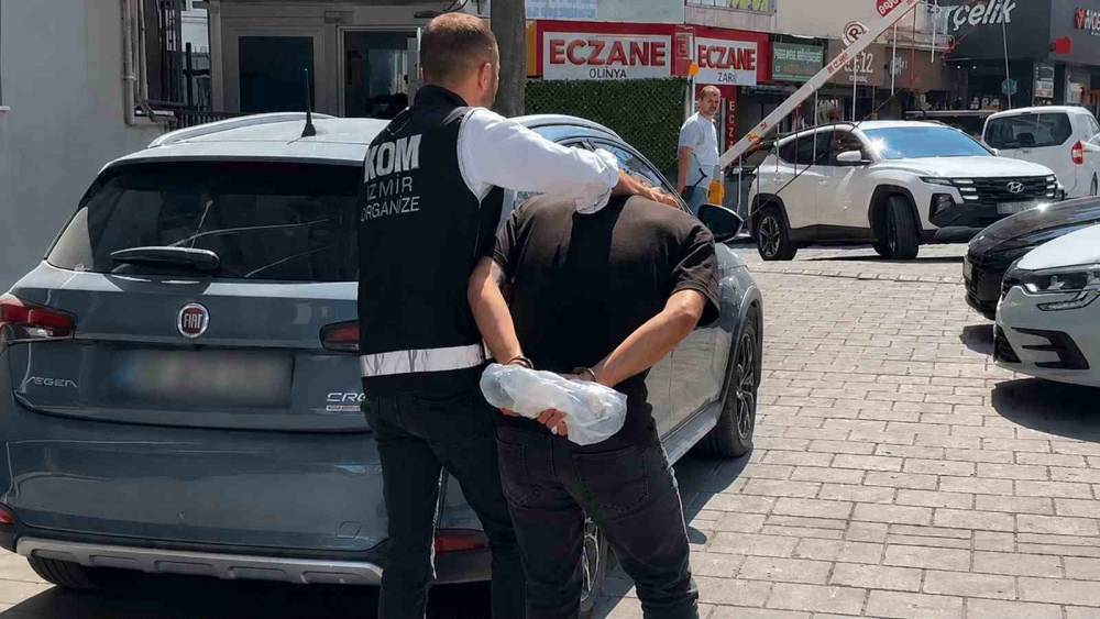 Torbalı&rsquo;da oto galeriyi kurşunlayan 2 ş&uuml;pheli tutuklandı
