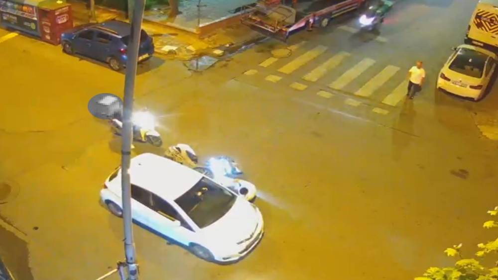Bah&ccedil;elievler&rsquo;de motosiklet s&uuml;r&uuml;c&uuml;s&uuml;n&uuml;n ani hareketi kazaya yol a&ccedil;tı
