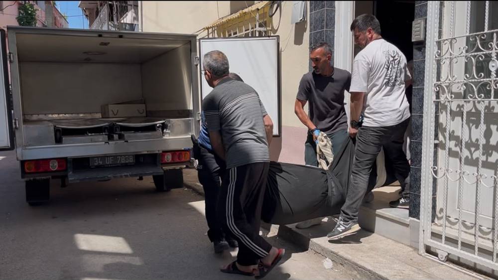 Talihsiz adam merdivenlerde can verdi... Acılı annenin feryadı y&uuml;rekleri dağladı

