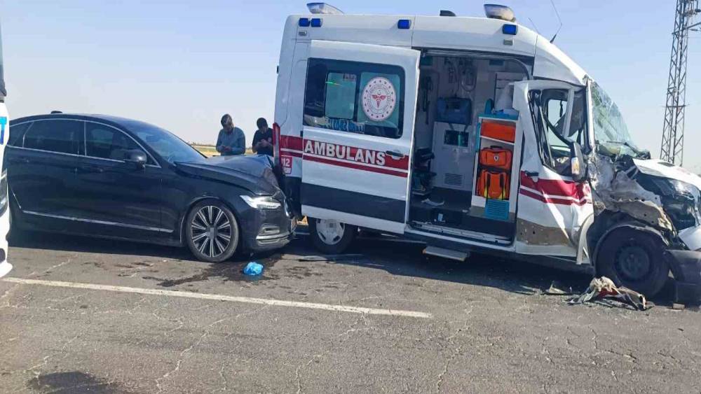 Mardin&rsquo;de ambulans, tır ve otomobilin karıştığı kazada 3 kişi yaralandı
