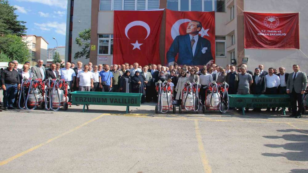 Erzurum&rsquo;da yetiştiricilere 288 sıvat ve 120 s&uuml;t sağım makinesi dağıtıldı
