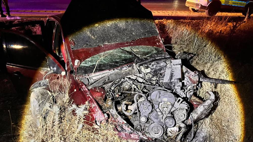 Kontrolden &ccedil;ıkan otomobil yol kenarına savruldu: 2&rsquo;si ağır, 3 yaralı
