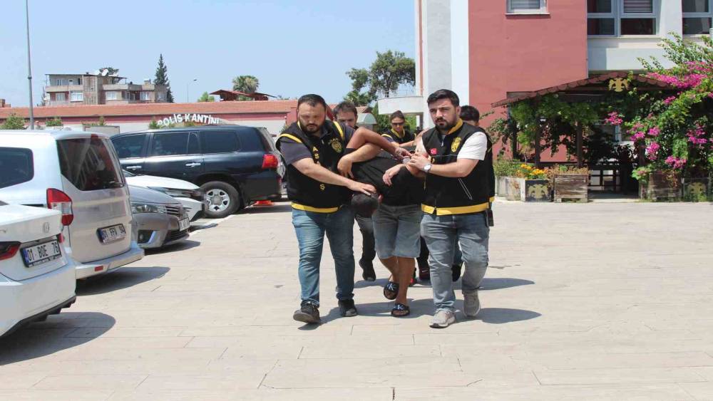 Mezarlıkta kapka&ccedil; yaptılar, &ccedil;aldıkları telefondan 97 bin TL aktardılar
