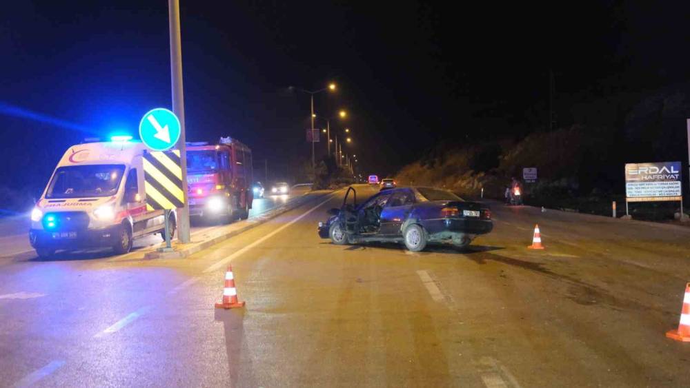 Karaman&rsquo;da otomobiller &ccedil;arpıştı: 3 yaralı
