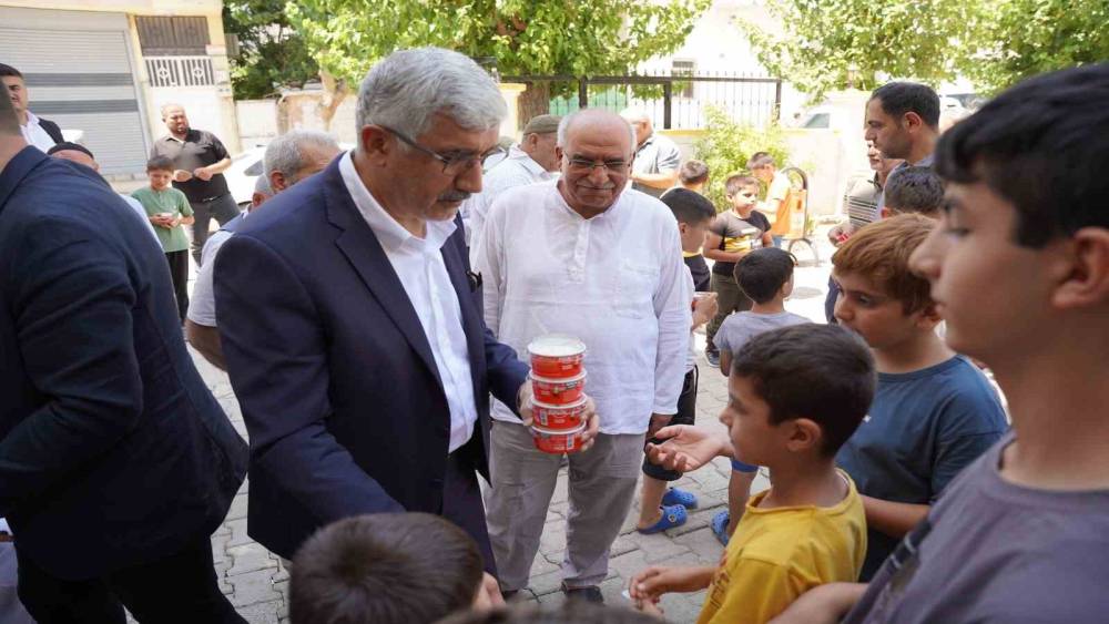 Başkan Halla&ccedil;, Muhammediye Camii&rsquo;nde minik g&ouml;n&uuml;llere dokundu
