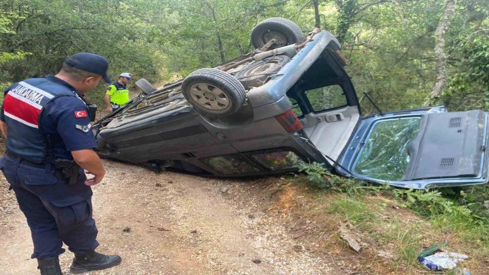 Kontrolden &ccedil;ıkan hafif ticari ara&ccedil; takla attı
