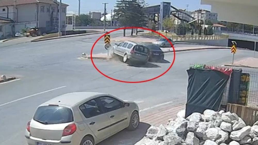 Karaman&rsquo;da ters y&ouml;ne giren otomobil kazaya neden oldu
