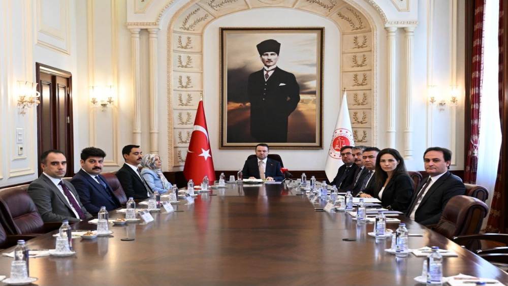 Bakan G&uuml;rlek, Muhsin Yazıcıoğlu&rsquo;nun ailesiyle g&ouml;r&uuml;şt&uuml;
