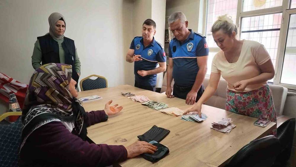 Parkta dilenen yaşlı kadının &uuml;zerinden deste deste para &ccedil;ıktı
