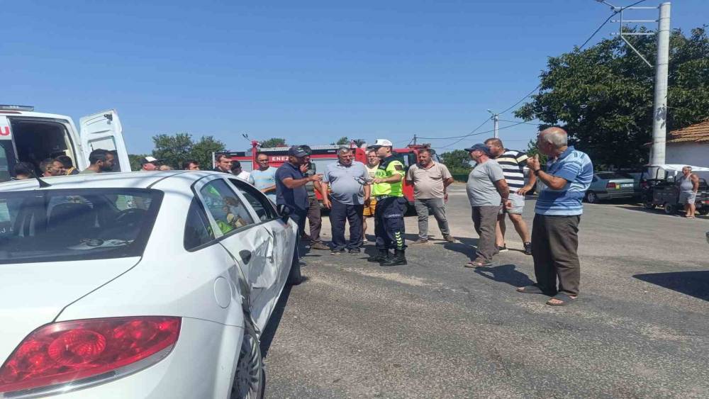 Edirne&rsquo;de iki otomobil &ccedil;arpıştı: 3 yaralı
