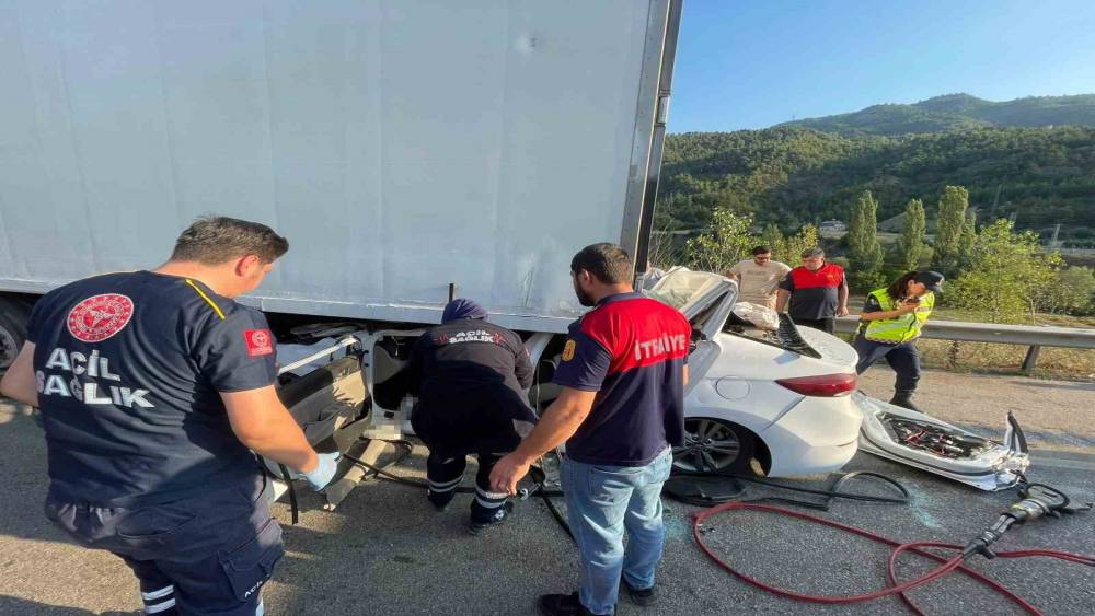 Tıra arkadan &ccedil;arpan otomobilin s&uuml;r&uuml;c&uuml;s&uuml; hayatını kaybetti
