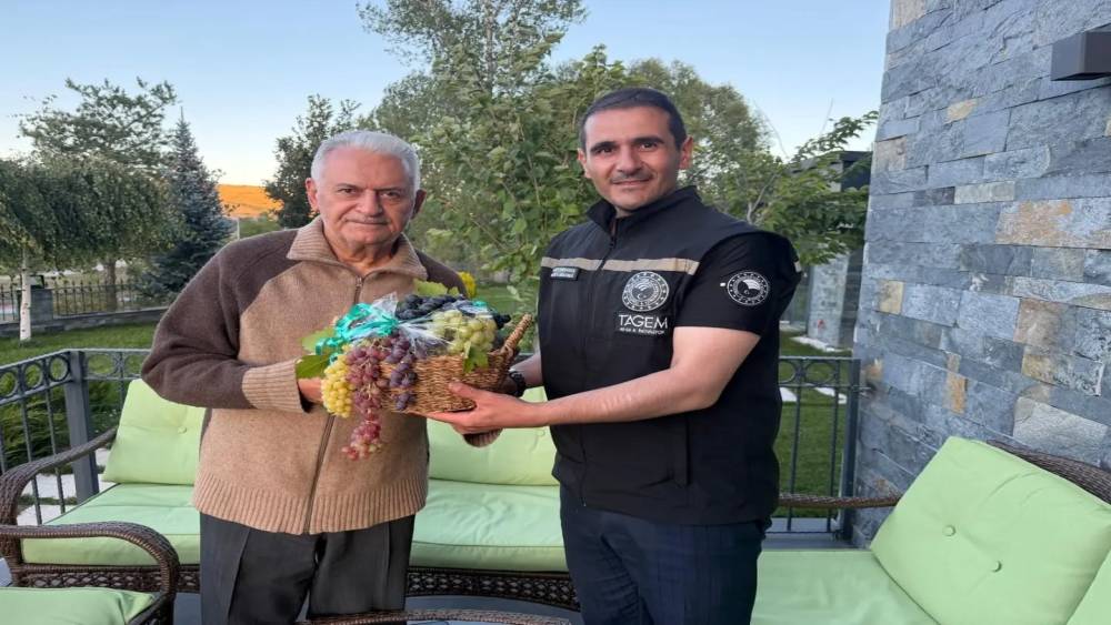 Binali Yıldırım&rsquo;a Erzincan&rsquo;daki tarımsal Ar-Ge &ccedil;alışmaları anlatıldı
