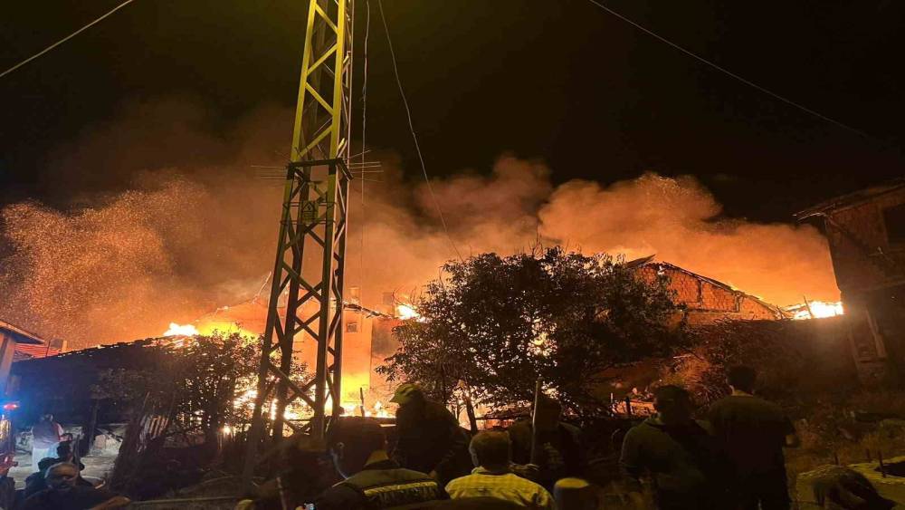 &Ccedil;orum&rsquo;da 2 ev ve 1 ahır alevlere teslim oldu: Ekiplerin m&uuml;dahalesi s&uuml;r&uuml;yor
