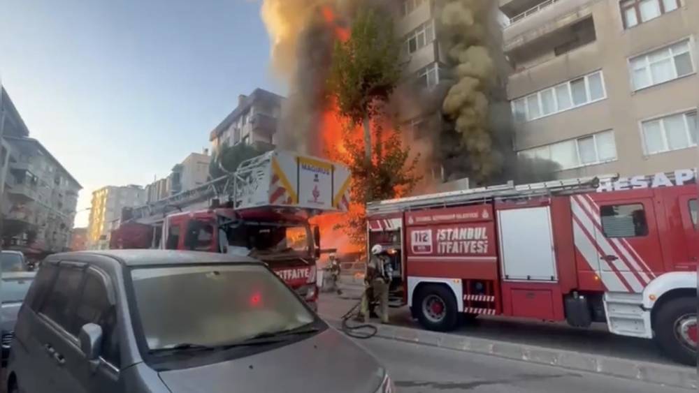 Kartal&rsquo;da alev alev yanan market kullanılamaz hale geldi
