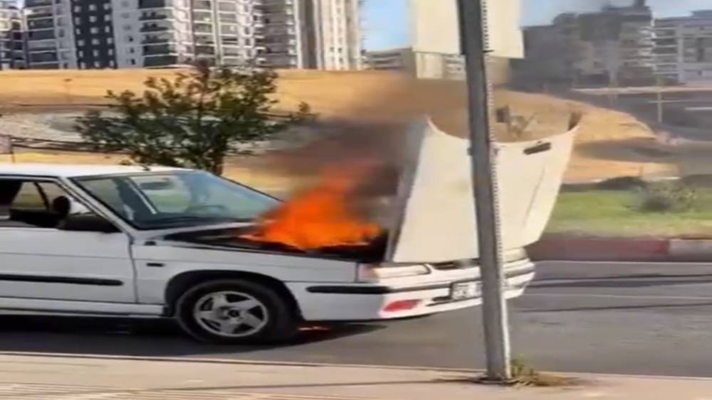 Siirt&rsquo;te seyir halindeki otomobil alev aldı, yangını belediye otob&uuml;s şof&ouml;r&uuml; s&ouml;nd&uuml;rd&uuml;

