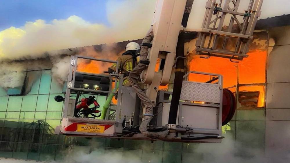 İzmir&rsquo;de iş yeri alevlere teslim oldu
