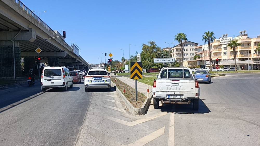 Yol kenarındaki kamyonet ekipleri alarma ge&ccedil;irdi, ger&ccedil;ek ise apayrı &ccedil;ıktı
