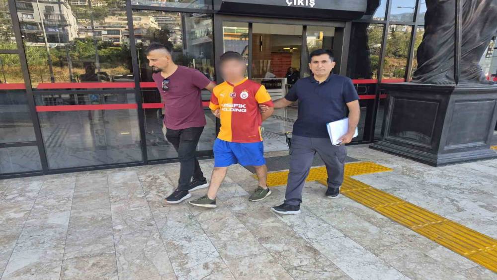 Kadın turisti bı&ccedil;akla yaralama ve cinsel istismar iddiasıyla 17 yaşındaki &ccedil;ocuk tutuklandı
