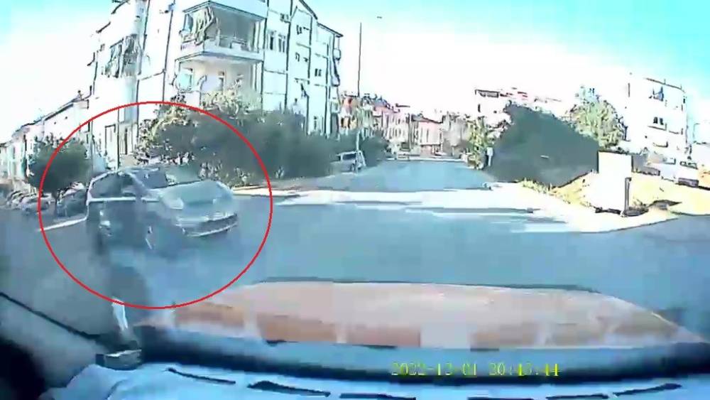 Antalya&rsquo;da otomobilin taksiye &ccedil;arptığı kaza anı ara&ccedil; kamerasına yansıdı
