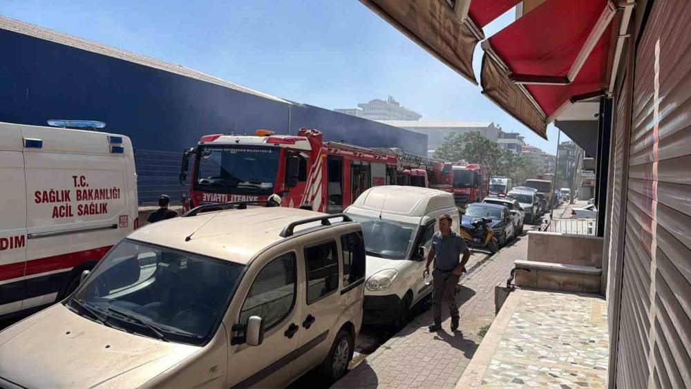 Avcılar&rsquo;da tadilat sırasında &ccedil;ıkan yangın &ccedil;atıyı sardı
