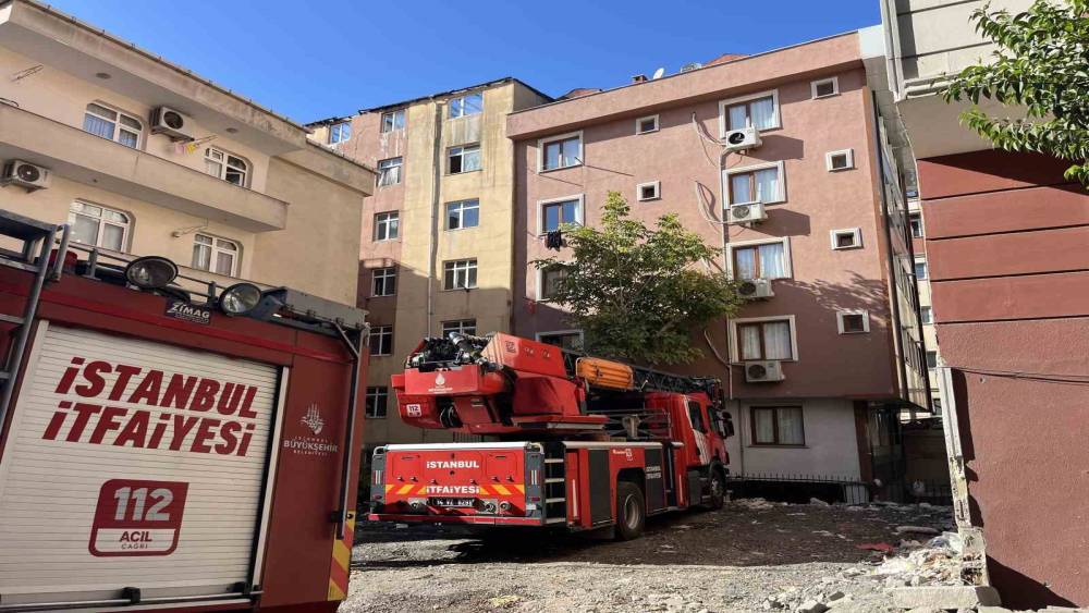 Bah&ccedil;elievler&rsquo;de kentsel d&ouml;n&uuml;ş&uuml;m kapsamında boşaltılan 7 katlı binanın &ccedil;atısında yangın &ccedil;ıktı
