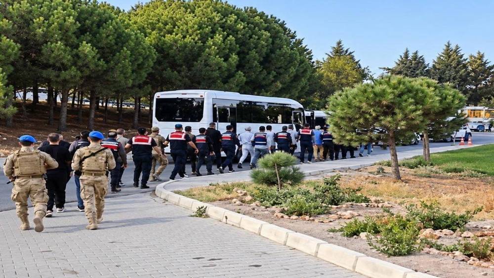 &Ccedil;eşme Belediyesine r&uuml;şvet operasyonunda 10 tutuklama
