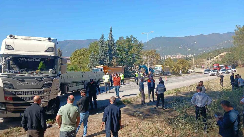 Karab&uuml;k&rsquo;te zincirleme kazada 1 kişi yaralandı
