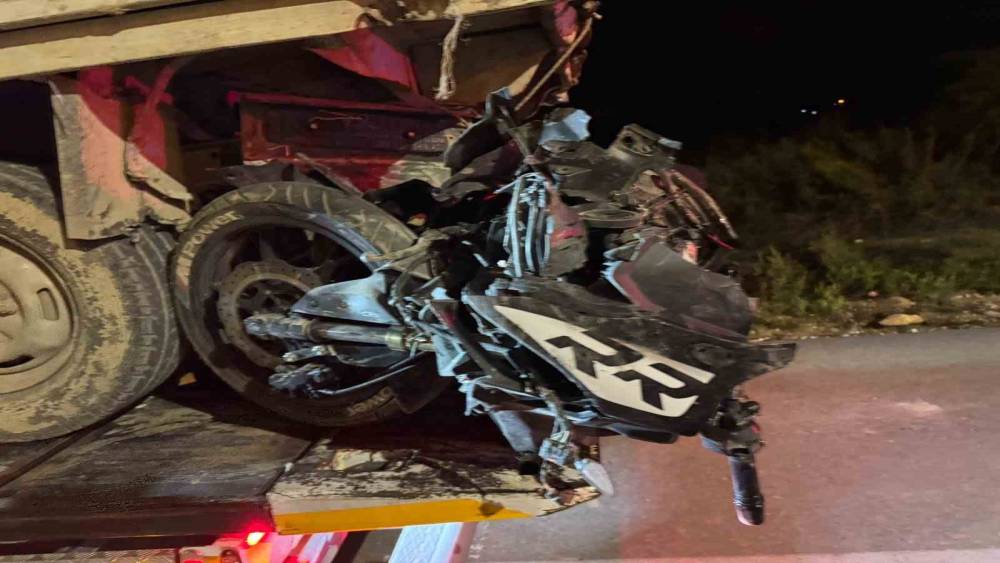 Pikapla &ccedil;arpışan motosikletin 19 yaşındaki s&uuml;r&uuml;c&uuml;s&uuml; &ouml;ld&uuml;
