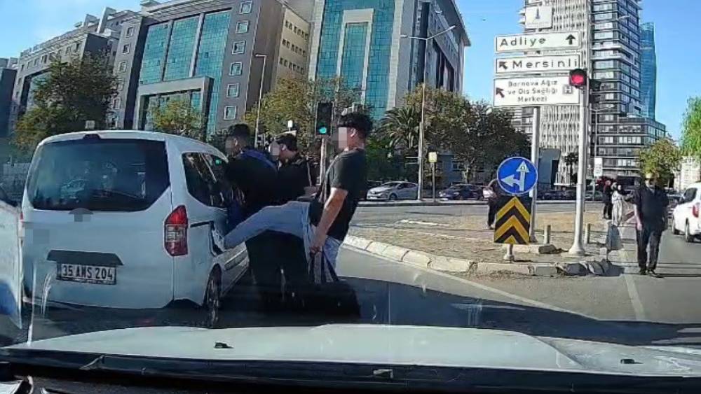 İzmir&rsquo;de trafikte gerginlik: Gen&ccedil;lerden biri araca tekme attı
