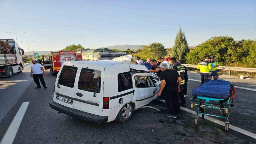Mersin&rsquo;de otomobil &ccedil;ekiciye arkadan &ccedil;arptı: 2 &ouml;l&uuml;, 1 yaralı
