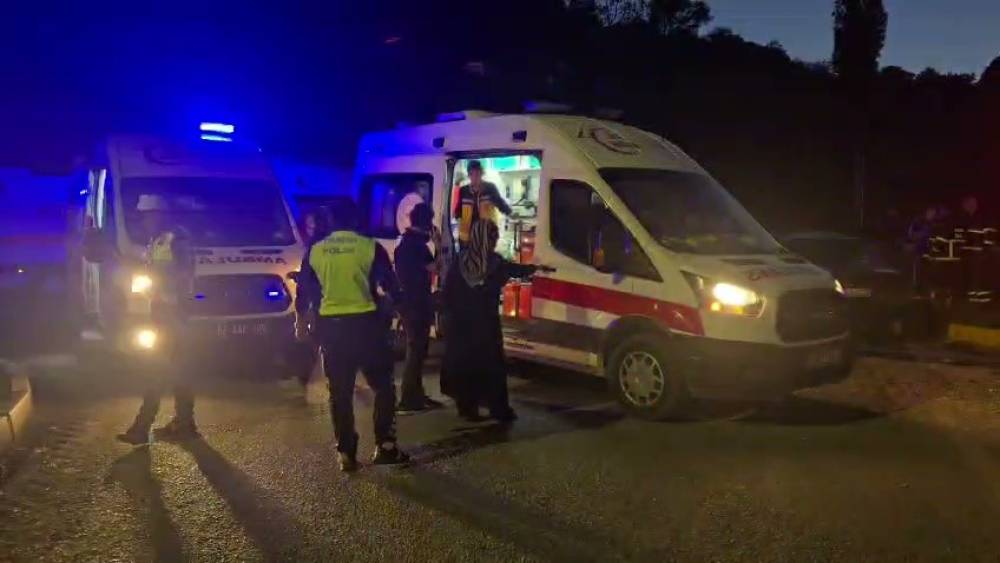 Zonguldak&rsquo;ta iki ara&ccedil; kavşakta &ccedil;arpıştı: 6 yaralı
