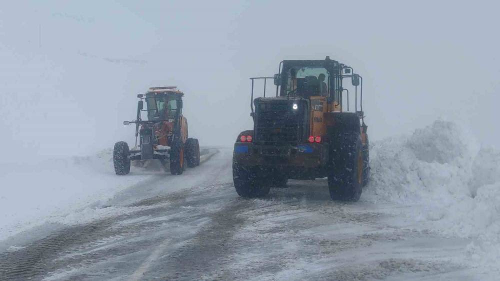 Karabet Geçidi’nde kar temizleme çalışması devam ediyor

