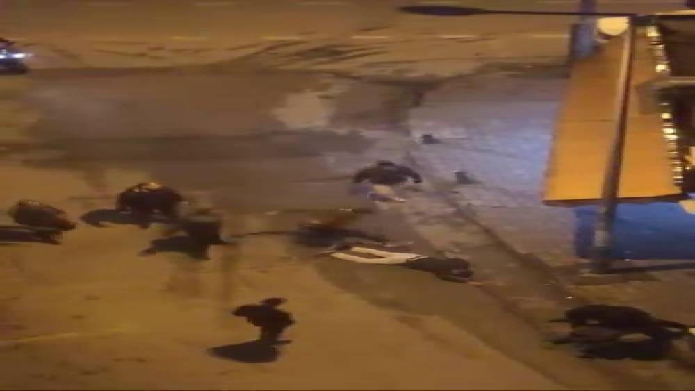 Laf attığı kişiler tarafından b&ouml;yle darp edildi&hellip; D&ouml;vmekle yetinmediler, yerde tekmelediler
