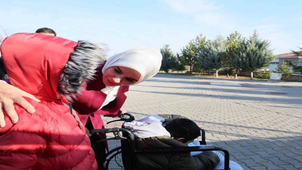 Bakan Göktaş, Ankara’da kardeşleriyle birlikte devlet korumasına alınan Adnan’ı ziyaret etti
