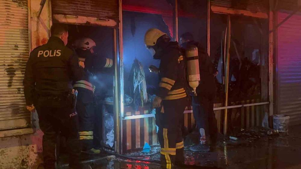 Erzincan&rsquo;da gece yarısı yangın paniği: &Ccedil;antacı d&uuml;kk&acirc;nı k&uuml;le d&ouml;nd&uuml;
