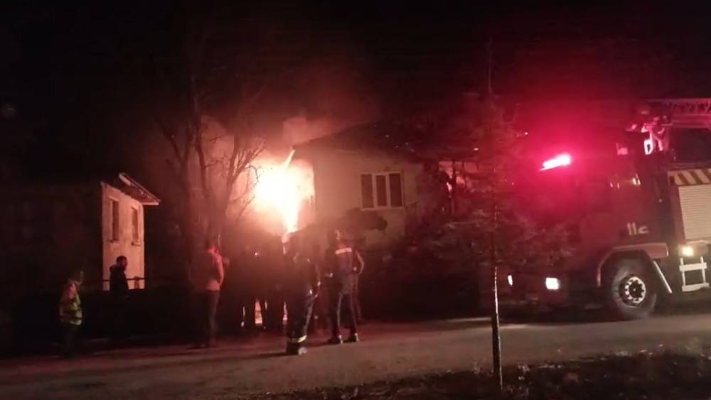 &Ccedil;atıdan y&uuml;kselen alevler hızla yayılarak iki katlı evi k&uuml;le &ccedil;evirdi
