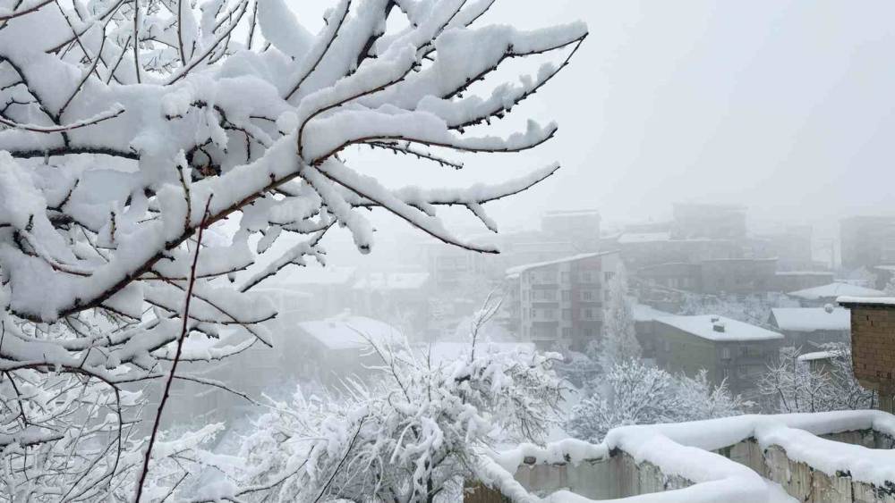 Hakkari&rsquo;de kar afeti: Ekipler aralıksız &ccedil;alışıyor
