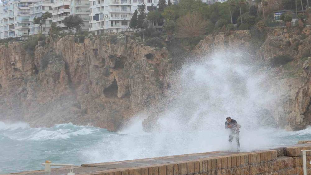 Antalya&rsquo;da &ccedil;atı u&ccedil;tu, aracın &uuml;zerine tabela devrildi, elektrik telleri koptu