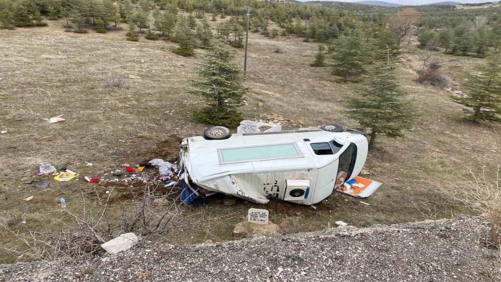 Kontrolden &ccedil;ıkan kamyonet şarampole yuvarlandı: 3 yaralı
