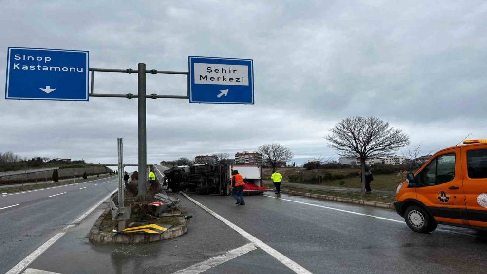 Sinop&rsquo;ta kamyonet devrildi
