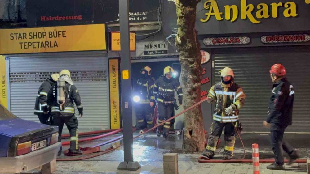 7 katlı binanın &ccedil;atısında korkutan yangın
