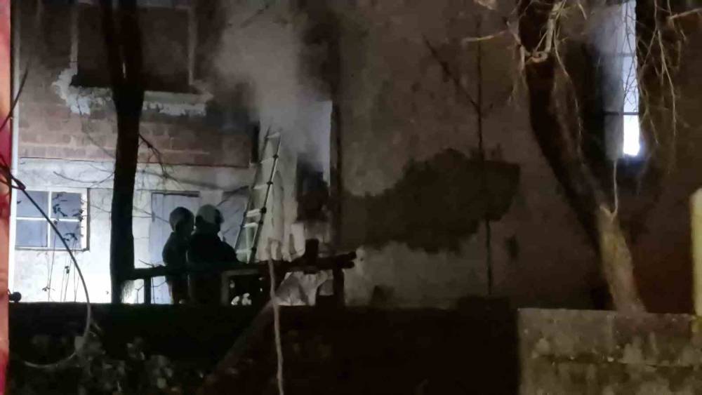 Bartın&rsquo;da 2 katlı evde yangın paniği
