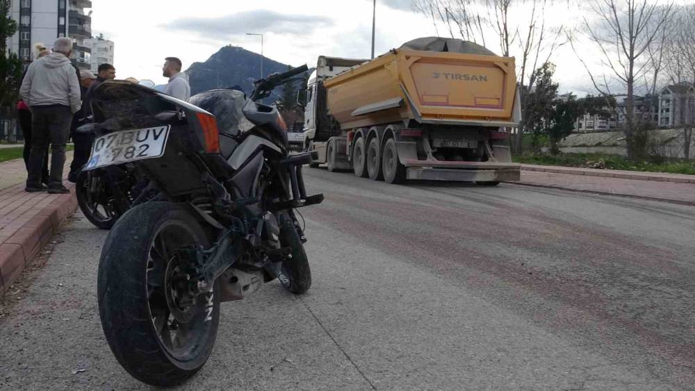 Okul d&ouml;n&uuml;ş&uuml; kamyon ile &ccedil;arpışan motosikletteki 2 gen&ccedil; yaralandı
