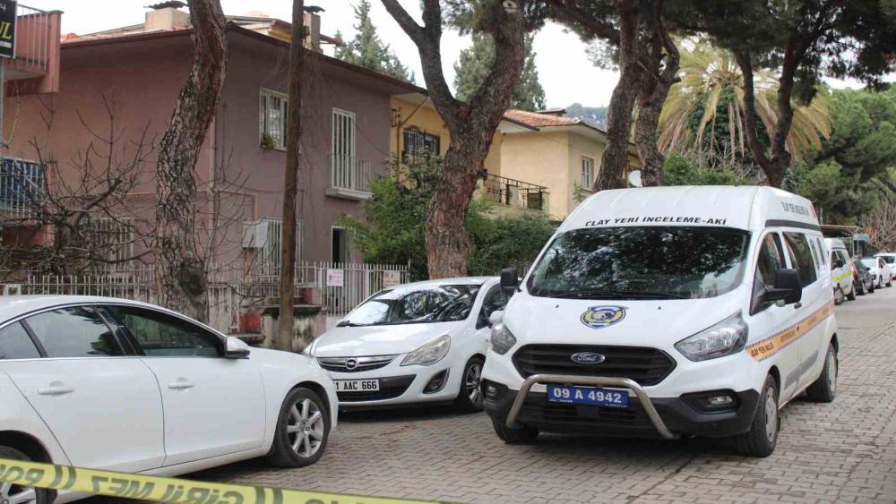 Bı&ccedil;aklanarak &ouml;ld&uuml;r&uuml;len yaşlı &ccedil;iftin evinde incelemeler s&uuml;r&uuml;yor
