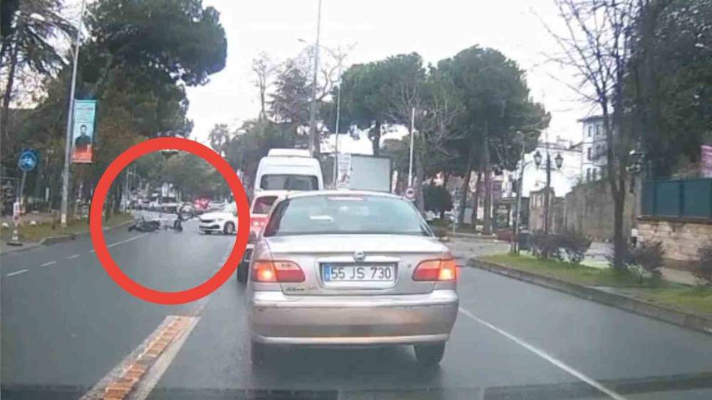 Ordu&rsquo;da otomobil ile &ccedil;arpışan motosikletli yaralandı: Kaza anı ara&ccedil; kamerasına yansıdı
