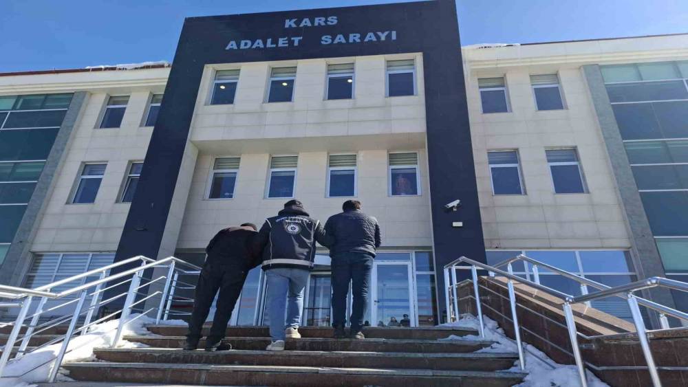 Kars&rsquo;ta g&ouml;&ccedil;men ka&ccedil;ak&ccedil;ılığı operasyonu: 2 organizat&ouml;r ve 7 d&uuml;zensiz g&ouml;&ccedil;men yakalandı
