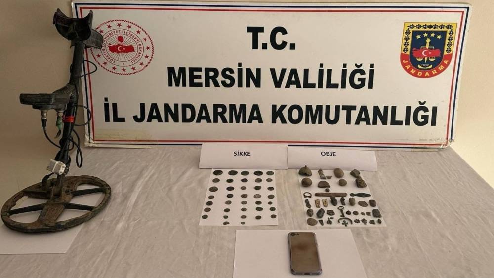 Mersin&rsquo;de tarihi eser operasyonu, &ccedil;eşitli objeler ele ge&ccedil;irildi
